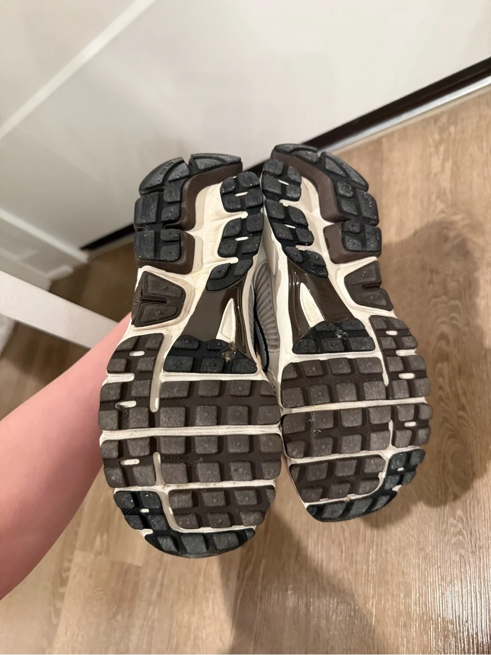 Nike Women’s White Black Mesh Running Sneakers - Picture 2 of 5